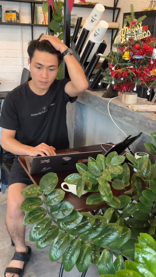 Laptop và ly cà phê trên bàn gỗ