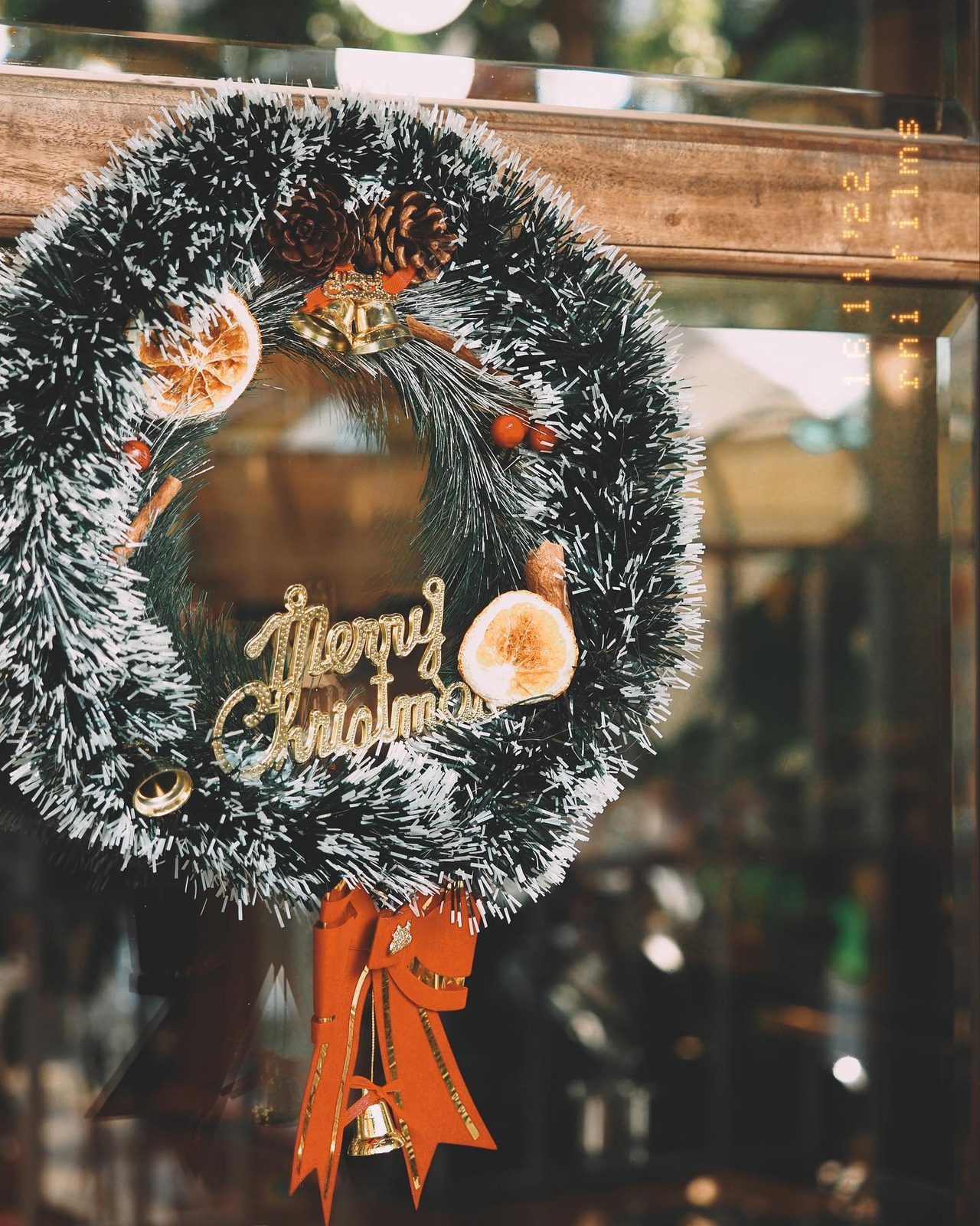 A Christmas wreath graphic