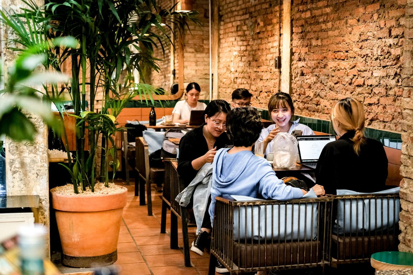 Social, lively; customer groups, serving trays, exterior signage