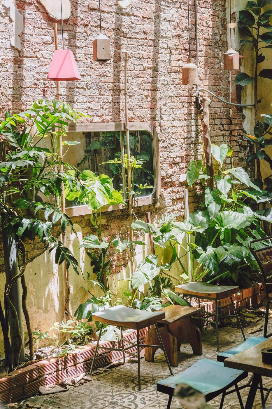 Leaf-framed drinks, behind-bar candids, educational branding
