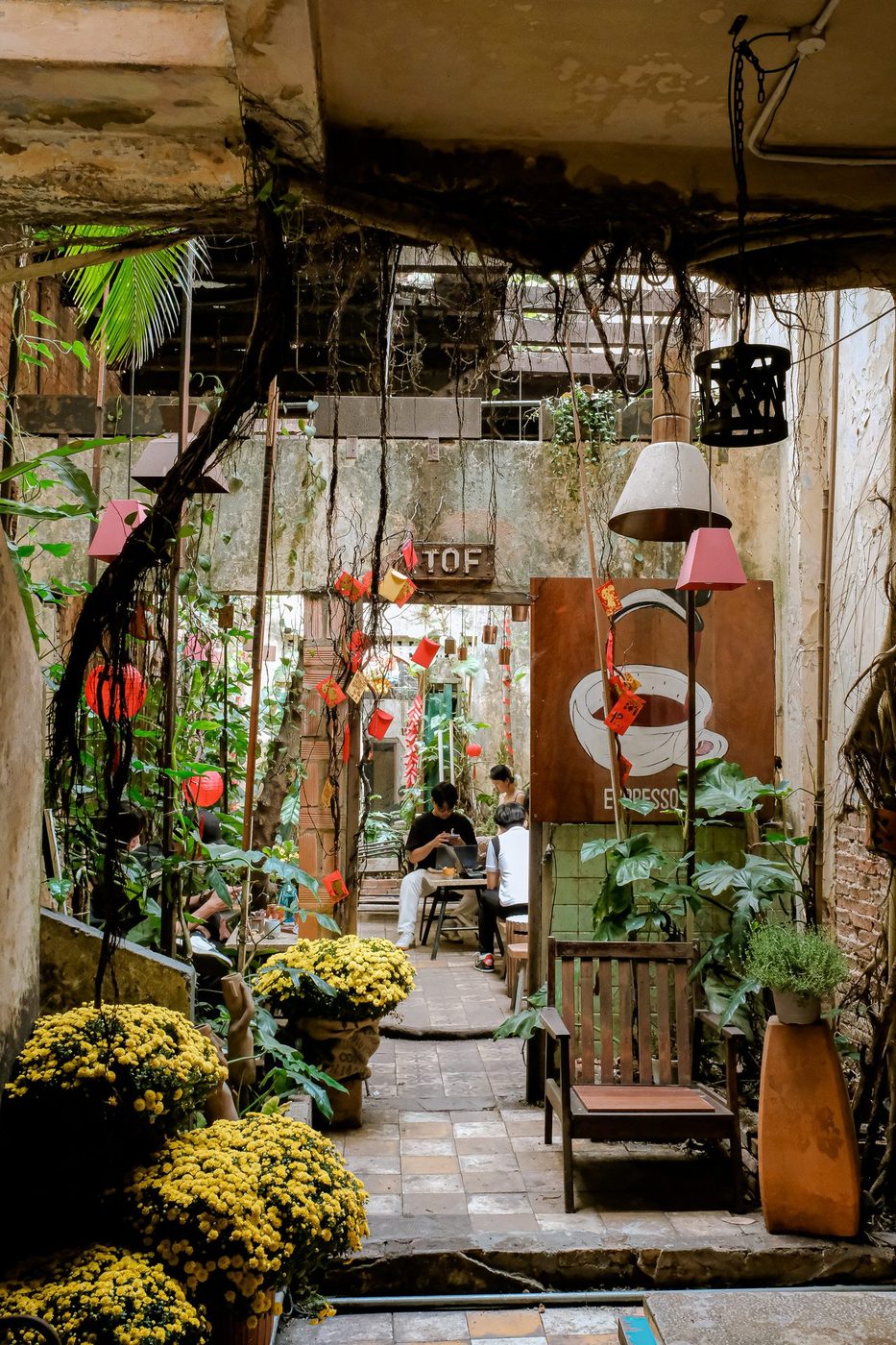 Tết 2023; gift sets, coffee tubes, chrysanthemum decor, red apron barista