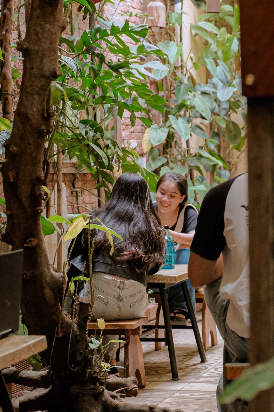 Relaxed social; female customer pairs, laptop work, food service