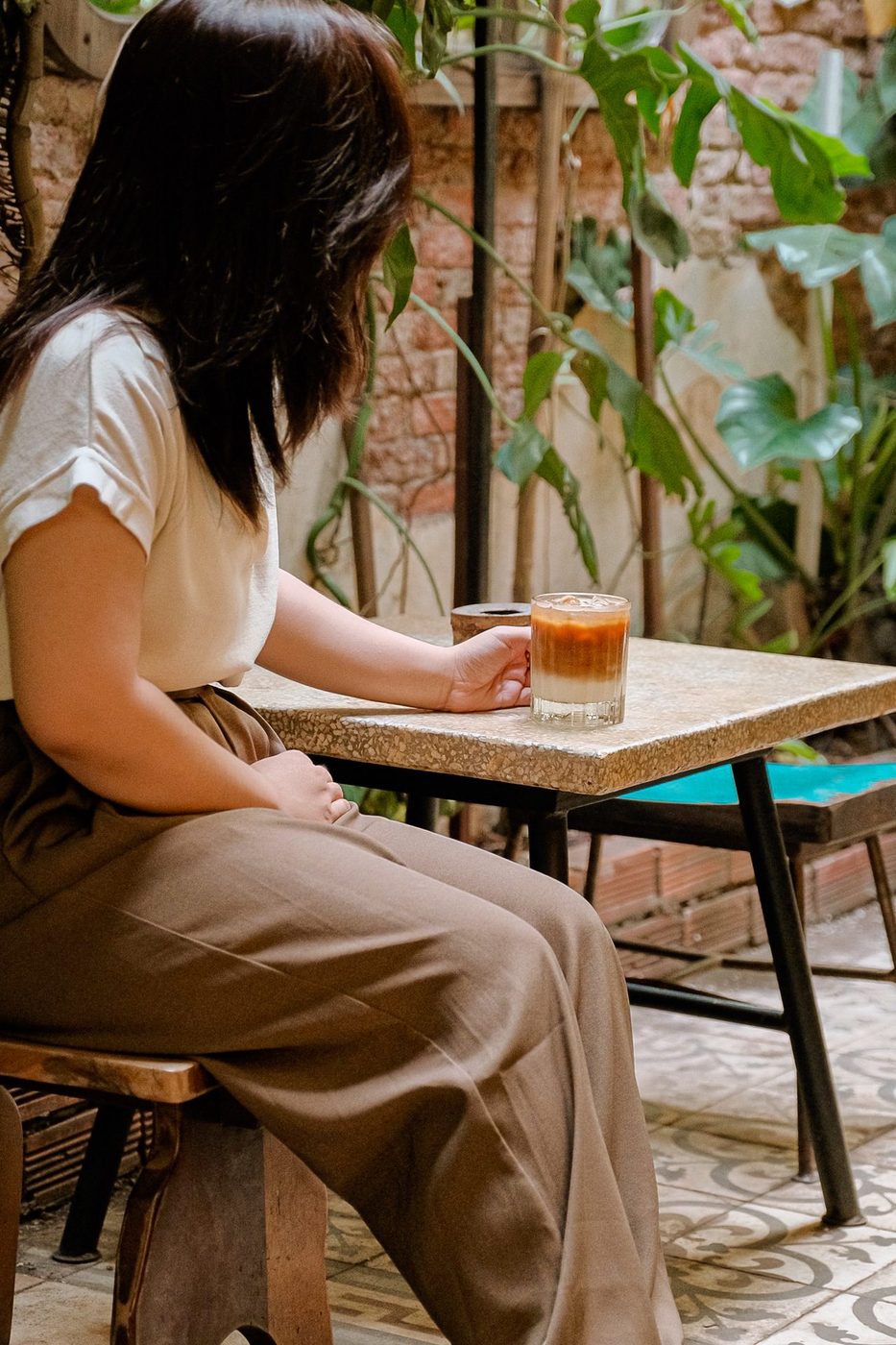 Relaxed social; female customer pairs, laptop work, food service