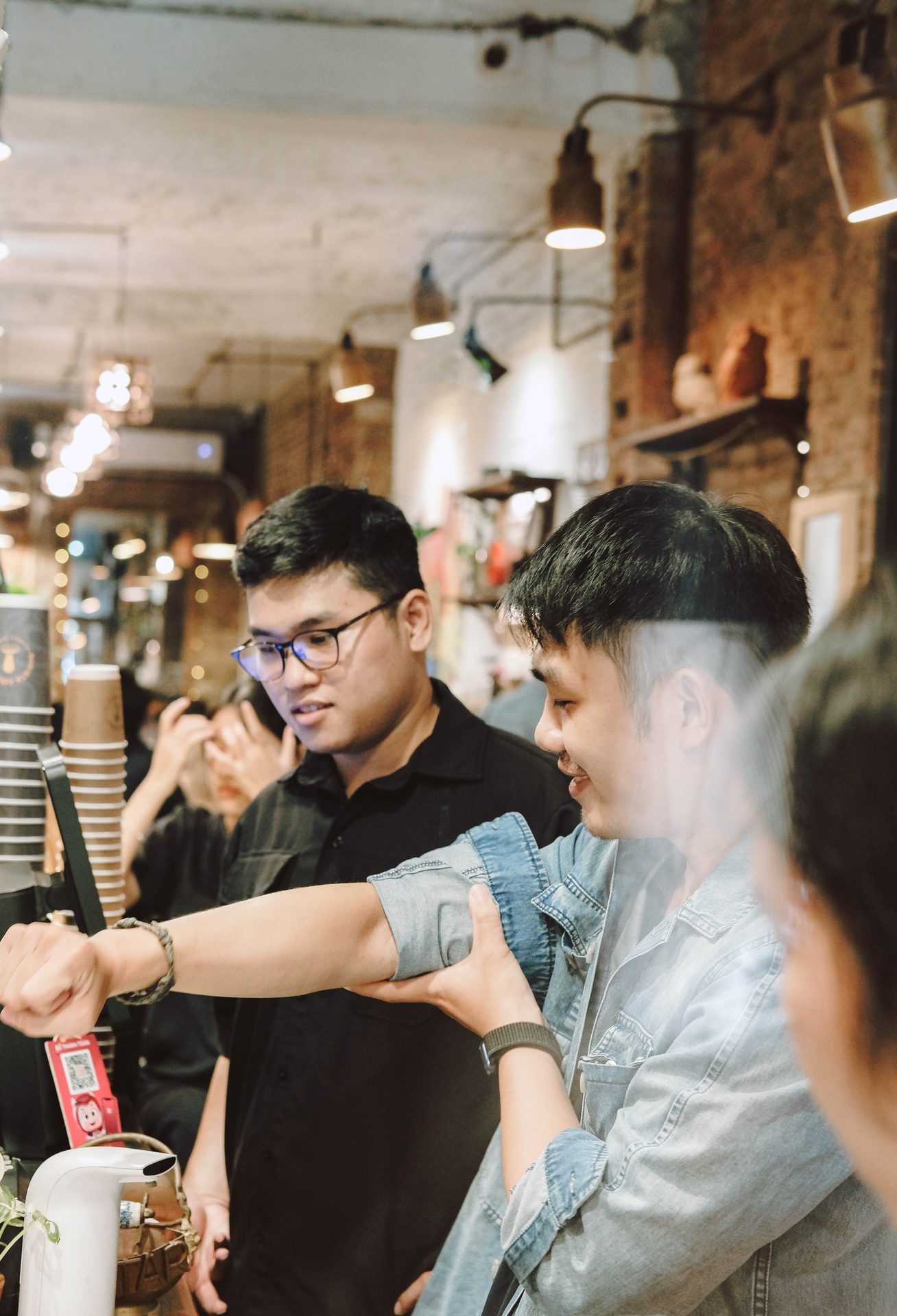 Sau quầy, giữa giờ cao điểm