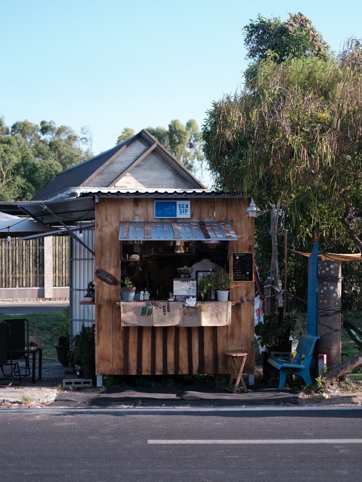 The kiosk seen from across the street, daytime