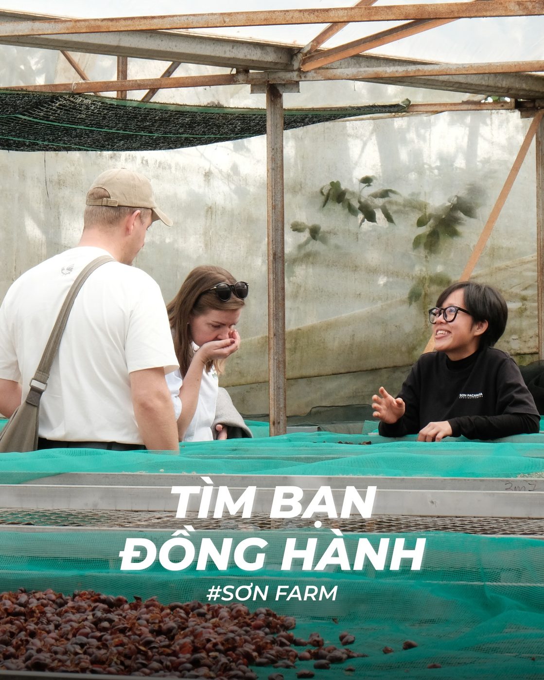 Guests at a Sơn Farm gathering